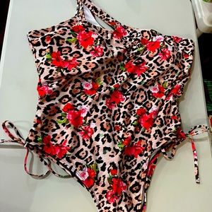 One piece swim suit